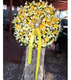 White and Yellow Flowers Arrangements Wreath