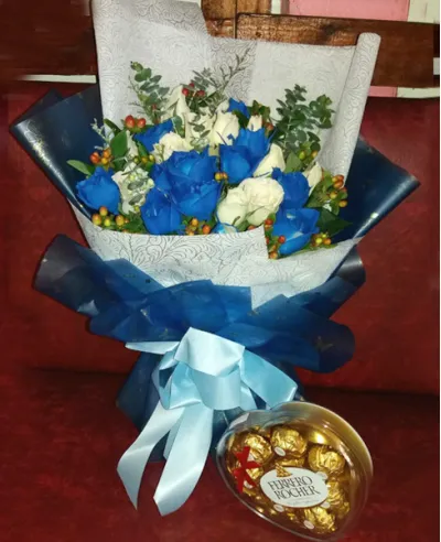 24 White and Blue Roses with Chocolates Box